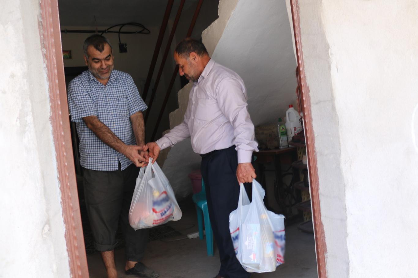 Hayırsever iş adamlarından ihtiyaç sahibi ailelere Ramazan kolisi  